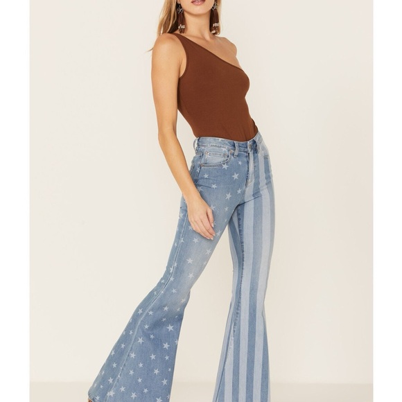 SHYANNE WOMEN'S STARS & STRIPES PRINT HIGH RISE SUPER FLARE JEANS, Sz 26 - Picture 3 of 9
